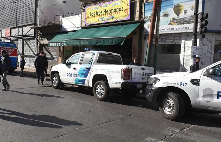 Dos patrulleros y una ambulancia trabajando en el lugar.