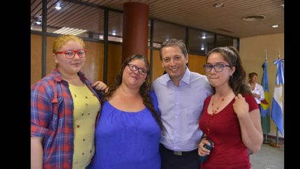 entregan anteojos a los vecinos de echeverria