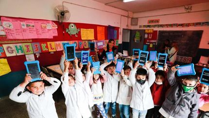 avanza la entrega de tablets a miles de alumnos y jubilados