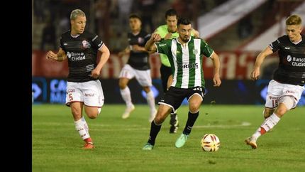 Jesús Dátolo, de flojo partido, intenta un avance de Banfield durante el primer tiempo.