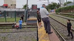 Susto en la estación de Lomas: cayó a las vías y tuvieron que rescatarlo