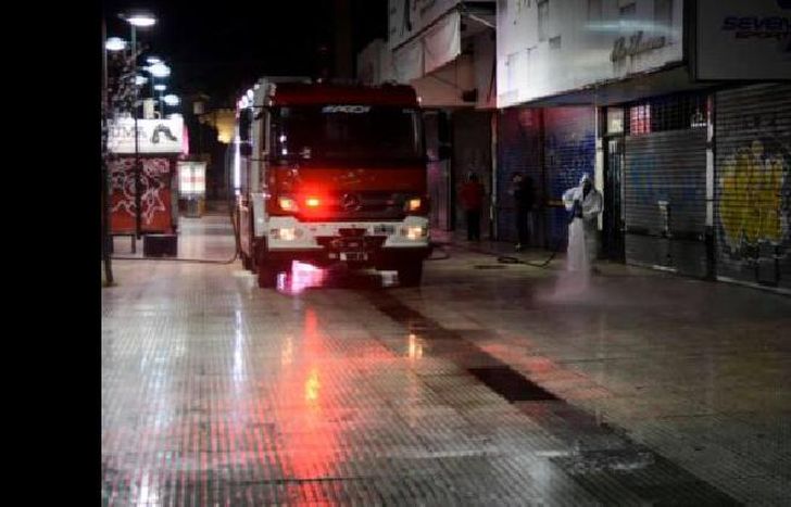 Se realizan operativos de desinfección nocturnos en los centros comerciales.