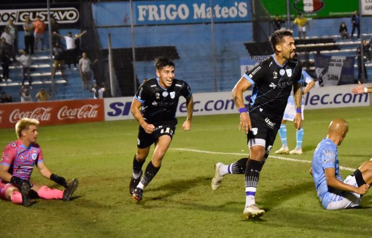 López festeja su gol 60 en el Gasolero.