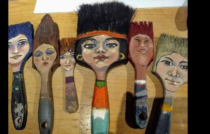 La artista necesita cientos de pinceletas para crear el camino hacia la Comisaría de la Mujer.