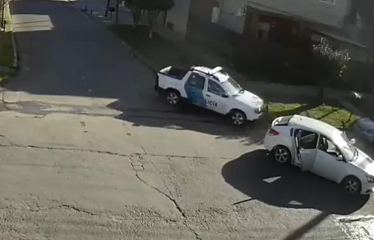 Un patrullero intercepta al auto en el que iban los delincuentes, en Temperley.