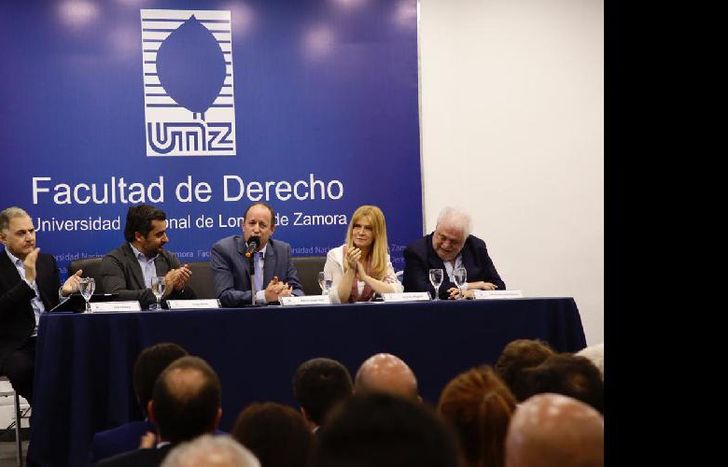 también participó diego molea, rector de la unlz, y gines gonzález garcía, exministro de salud.