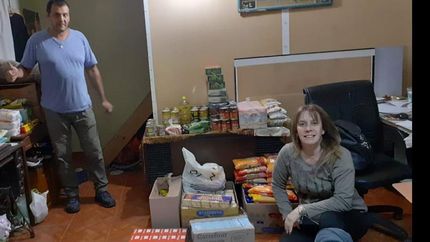 una pareja de el jagüel junta donaciones para ayudar a la comunidad wichi