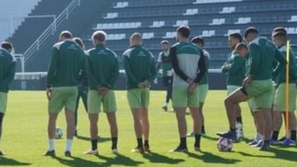 Caído la llegada de Renzo López, Banfield apunta a otro 9.