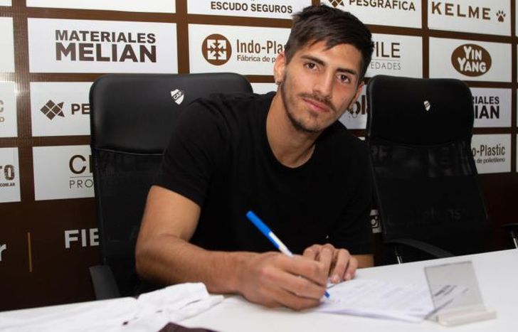 Lomónaco estampa la firma en el Calamar.