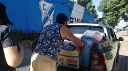 Durante una de las entregas de donaciones en Navidad.