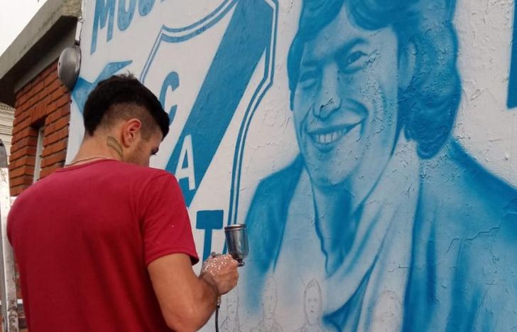 El muralista en pleno proceso.