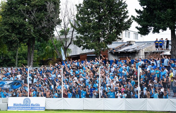 La hinchada de Temperley en el estadio de Colegiales.