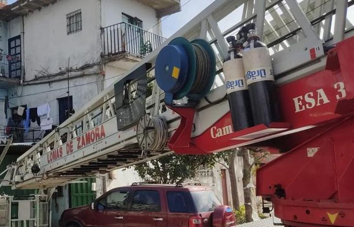 Bomberos de Lomas bajaron a una mujer del tercer piso de una casa.