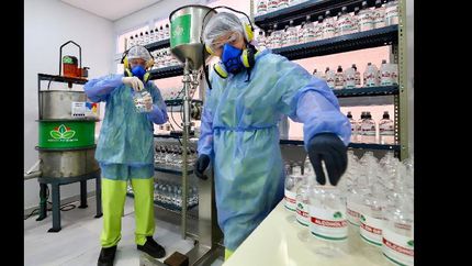 esteban echeverria produce hasta 1000 litros de alcohol por dia para su distribucion gratuita