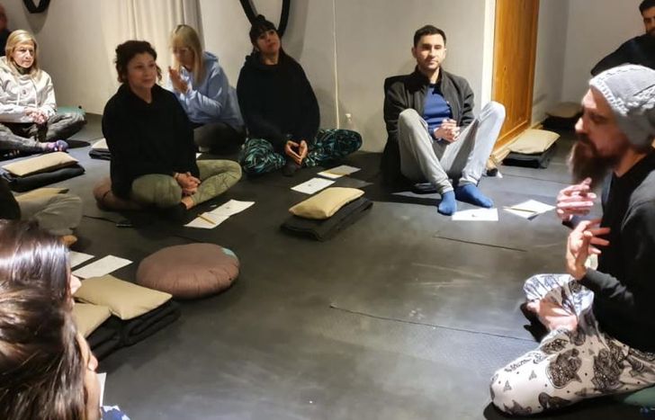 Fusionan la literatura con la práctica de yoga.