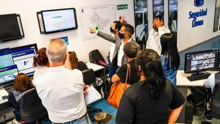 Les muestran las cámaras y cómo funcionan las alarmas.