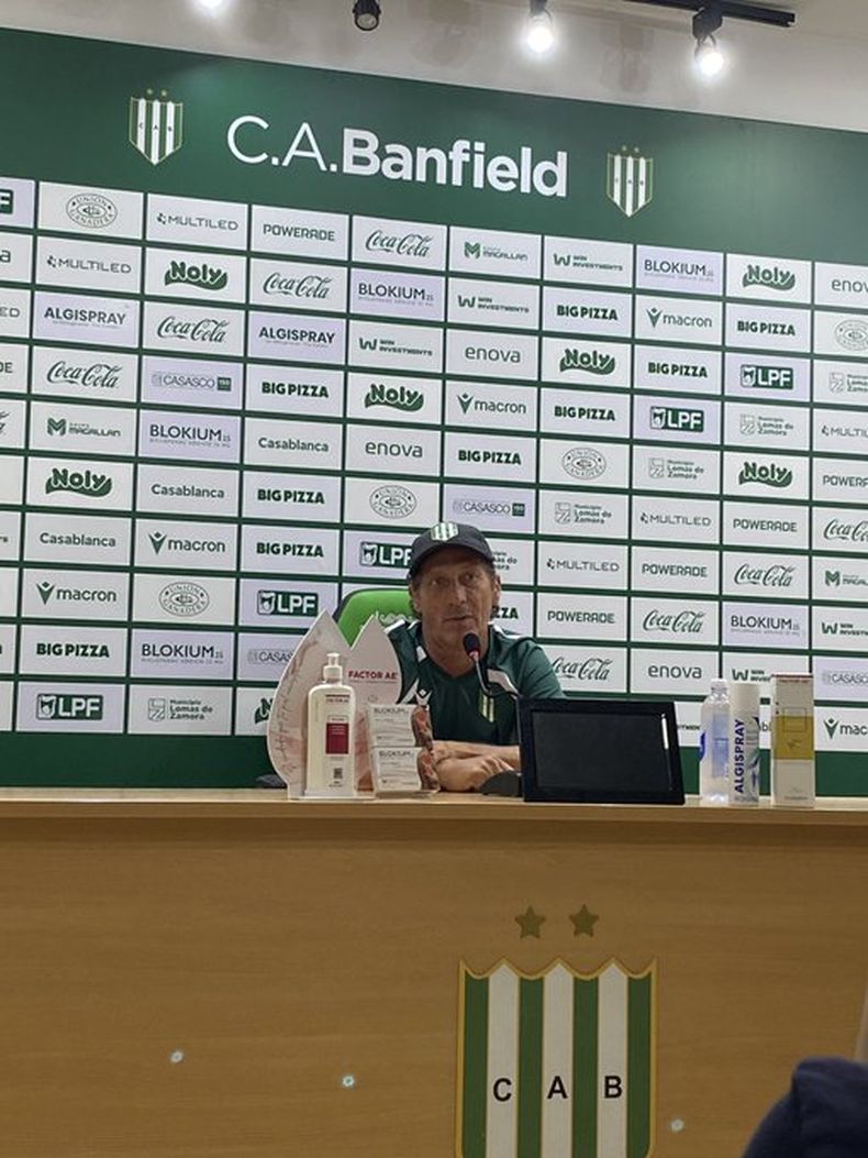 Pedro Troglio durante la conferencia de prensa de Banfield.