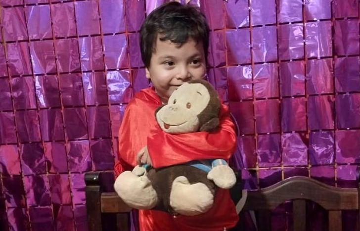 Simón abrazado a su peluche.