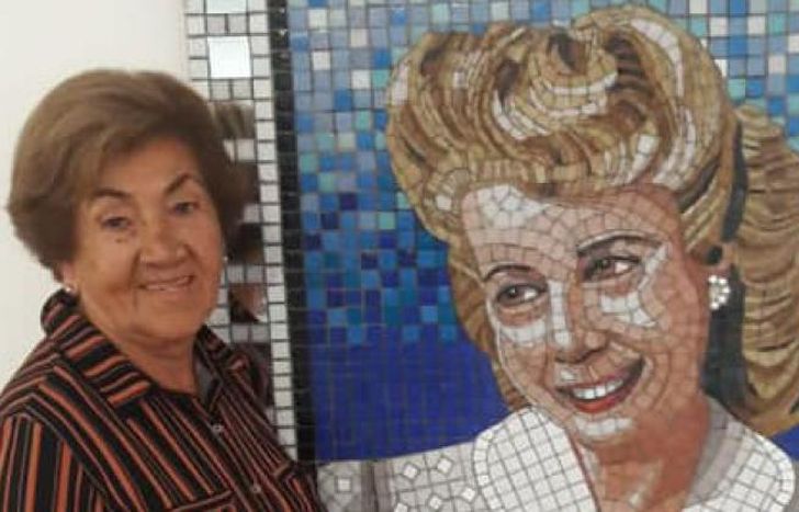 Coca junto a una imagen de Evita.