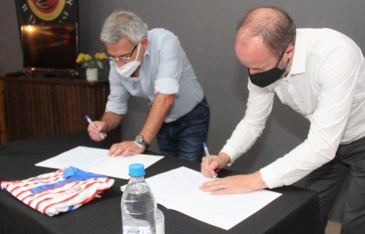 Insaurralde, junto a presidente de Los Andes, sellan el acuerdo.