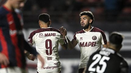 Marcelino felicita a Bou por el gol.