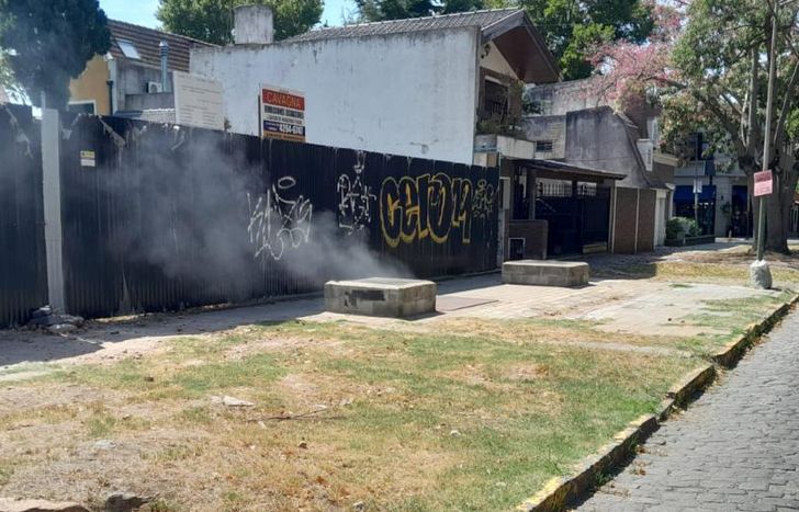 El humo alertó a los vecinos y tuvieron que intervenir Bomberos de Lomas y Edesur.