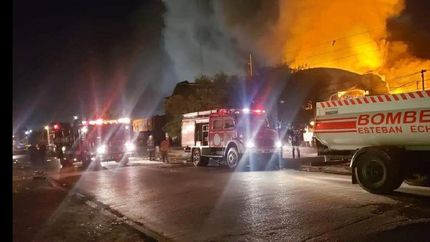 impresionante incendio en una planta quimica de esteban echeverria