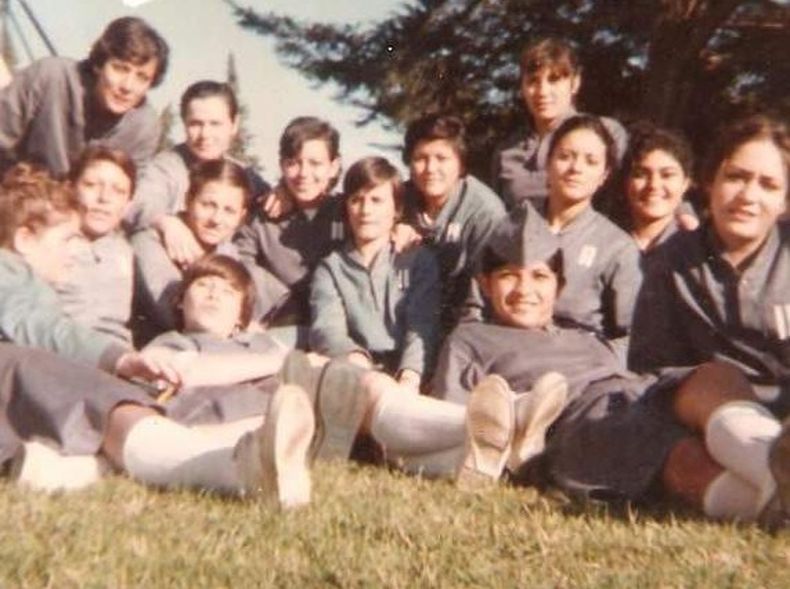 La promoción 1981 de la Escuela Naval. En el centro de la imagen se encuentra Virginia, quien deseaba egresarse como enfermera.