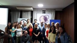 Todos los meses se lleva a cabo una charla virtual con una temática diferente.