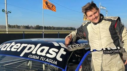 Marcos sonriente junto a su Chevy.