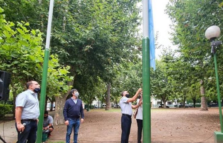 En el acto se izó la bandera.