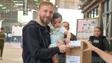 Otermín votando junto a su hija Sofía.