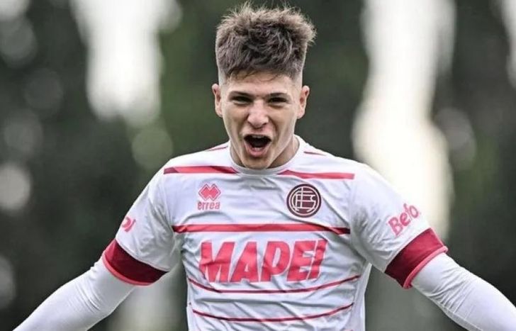 El delantero marplatense De Martis.