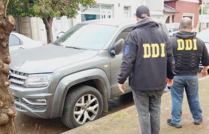 La camioneta estaba estacionada en la vía pública.