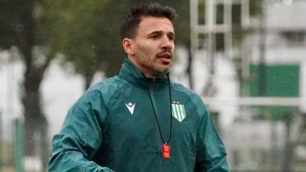 Broggi resiste al frente de Banfield.