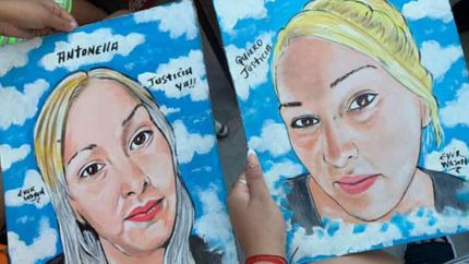 Los cuadros pintados a pincel.