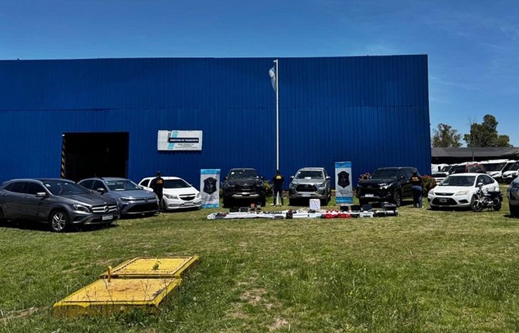 Camionetas robadas por la banda.