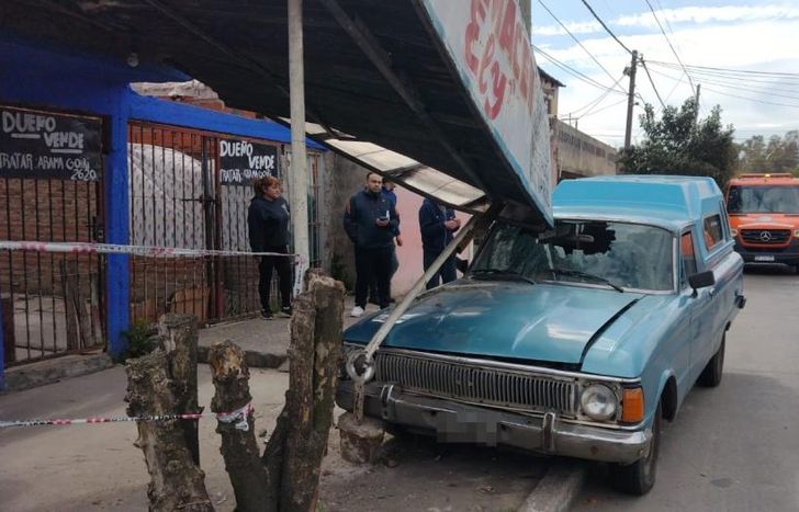 La camioneta derribó el toldo de un almacén.