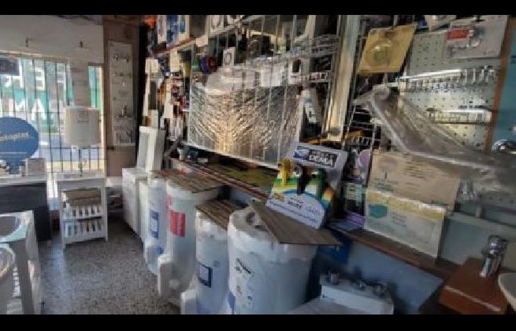 Con nylon de por medio para atender.