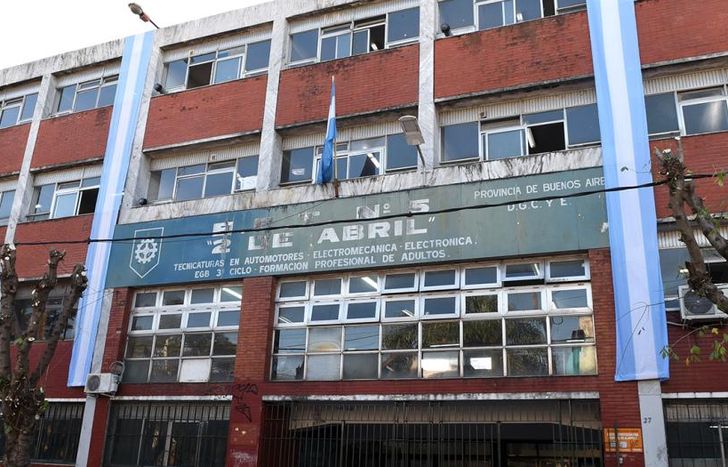 A la escuela van 1883 estudiantes y 450 docentes.