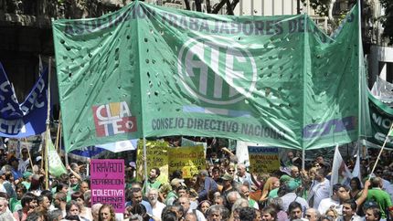 marchan contra el brutal recorte de empleados en capital humano