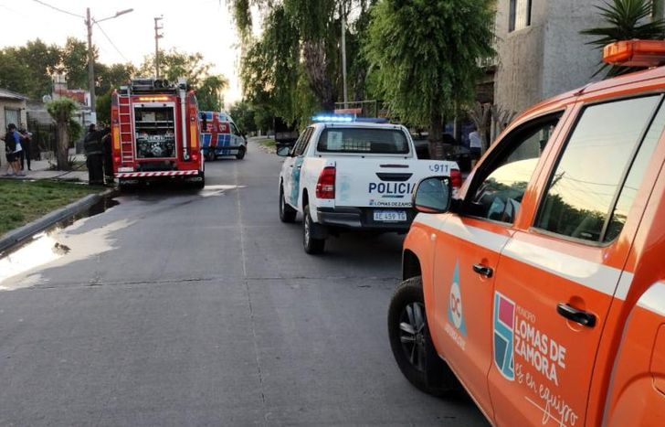 Bomberos, Emergencias Lomas, Policía y Defensa Civil trabajaron en el incendio.