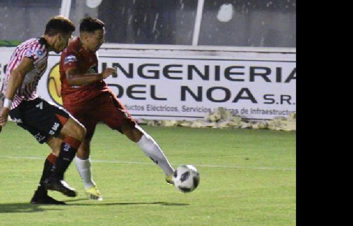 Por la banda izquierda, el local marcó la gran diferencia de la noche.