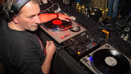 Las bandejas y los vinilos son las estrellas de cada jornada.