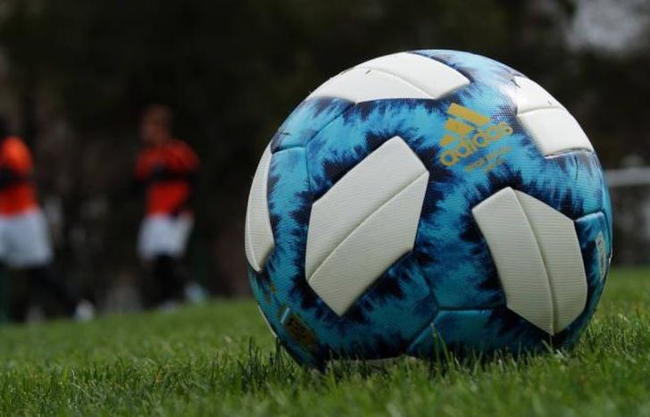 La pelota no pudo rodar.