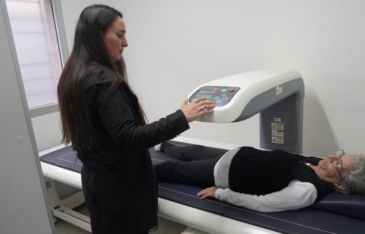 Las densitometrías sirven para diagnosticar patologías óseas y evitar lesiones graves.