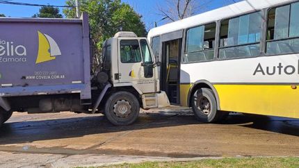 Diario La Unión | El camión chocó al colectivo a la altura de la puerta trasera.