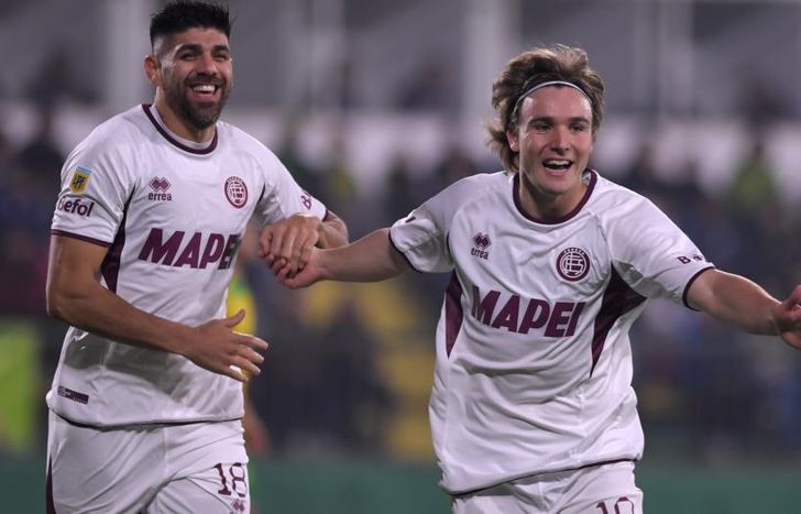 De la Vega festeja su gol con Díaz.