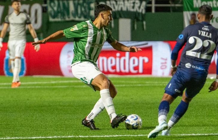 Maldonado sale jugando frente a Villa.