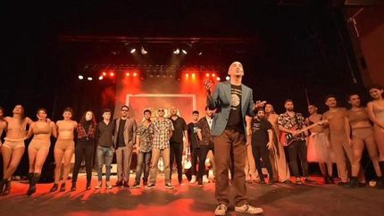 Con banda en vivo y 15 artistas en escena.